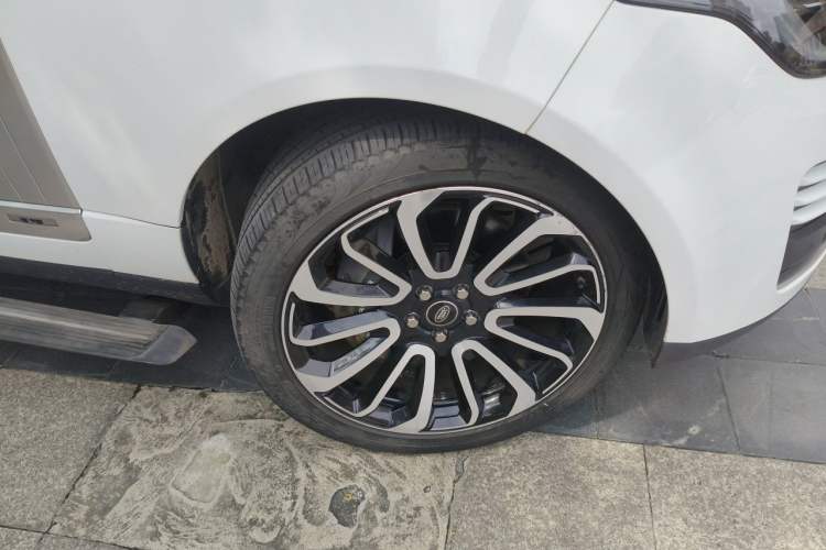 Used Land Rover Range 2020 3.0 L6 Long-Wheelbase Legacy Right Front Wheel Hub