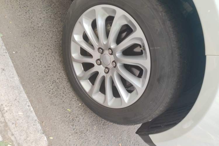 Used Land Rover Range 2020 3.0 L6 Legacy Edition Right Front Wheel Hub