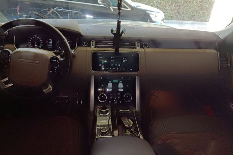 Used Land Rover Range 2021 3.0 L6 Century Extended Classic Edition Center Console
