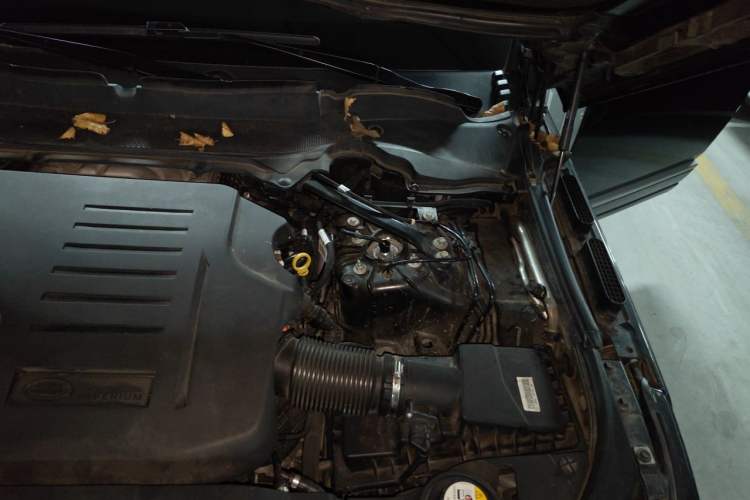 Used Land Rover Range 2021 3.0 L6 Centennial Edition Engine Bay Left
