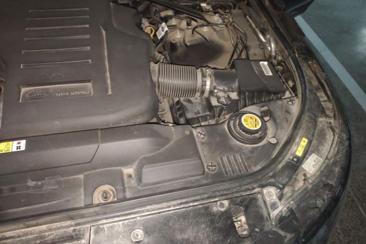 Used Land Rover Range 2021 3.0 L6 Grand Edition Engine Bay Left