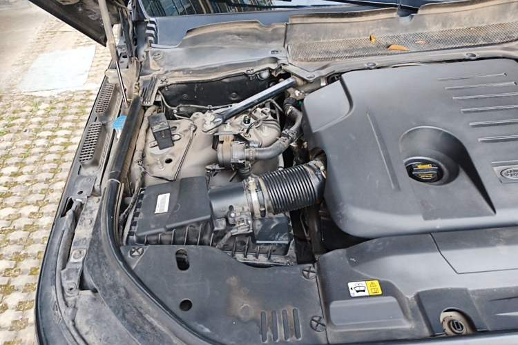 Used Land Rover Range 2021 3.0 L6 Centennial Edition Engine Bay Right