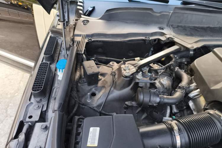 Used Land Rover Range 2021 3.0 L6 Centennial Edition Engine Bay Right