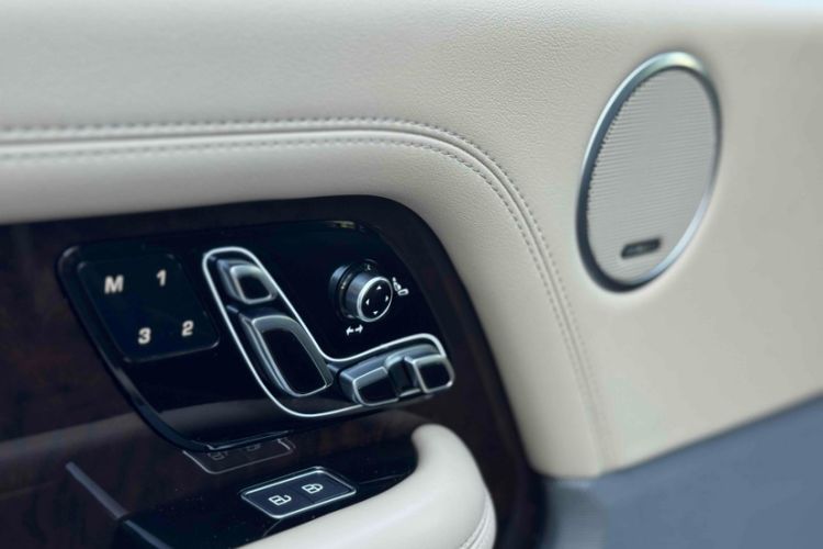 Used Land Rover Range 2021 3.0 L6 Century Extended Classic Edition Interior 2