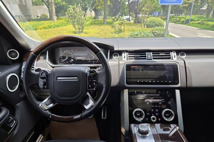 Used Land Rover Range 2021 3.0 L6 Century Extended Classic Edition Interior 2