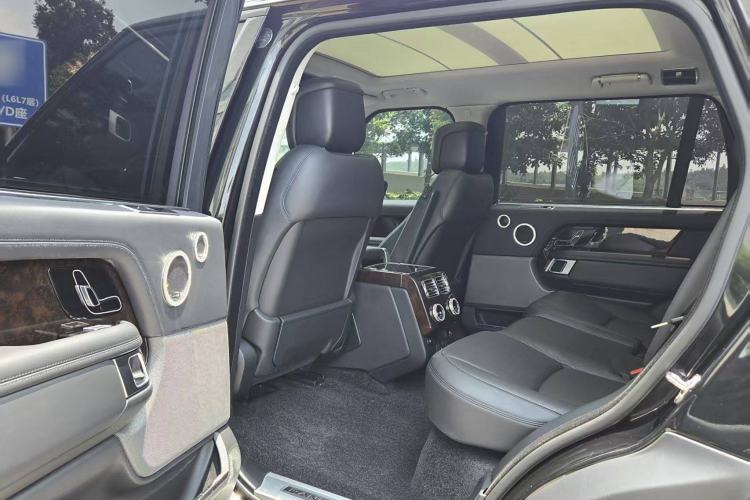 Used Land Rover Range 2021 3.0 L6 Century Extended Classic Edition Interior 4