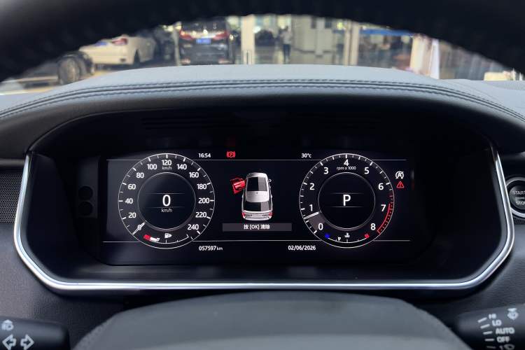 Used Land Rover Range 2021 3.0 L6 Grand Edition Odometer Close Up