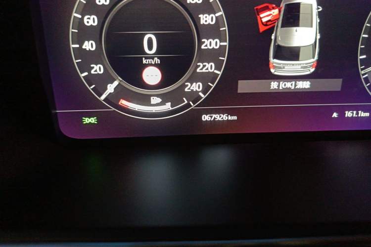 Used Land Rover Range 2021 3.0 L6 Century Extended Classic Edition Odometer Close Up