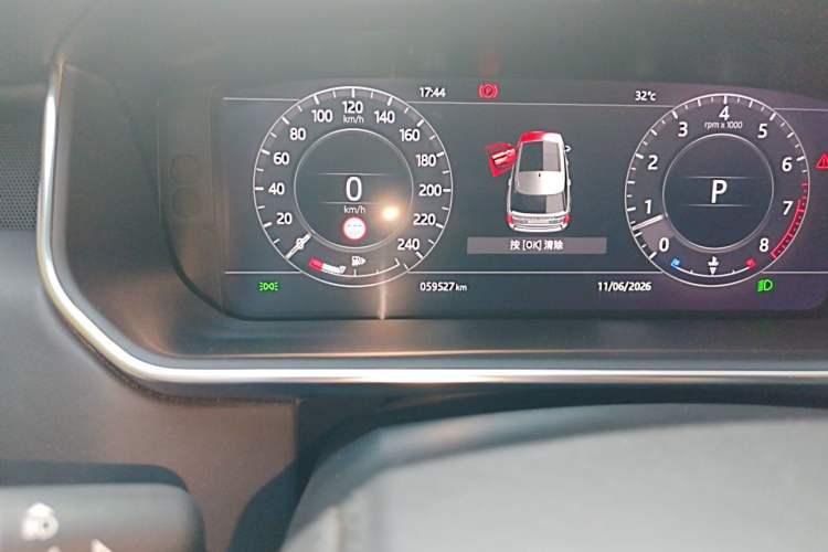 Used Land Rover Range 2021 3.0 L6 Centennial Edition Odometer Close Up