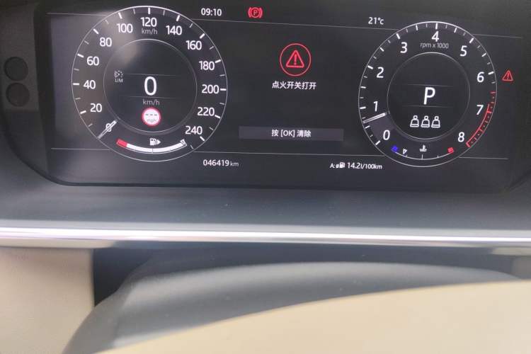 Used Land Rover Range 2021 3.0 L6 Century Extended Classic Edition Odometer Close Up