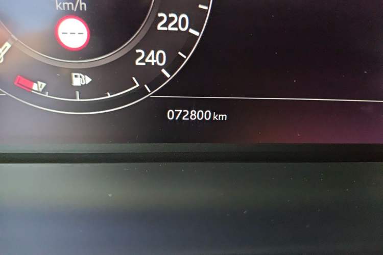 Used Land Rover Range 2021 3.0 L6 Centennial Edition Odometer Close Up