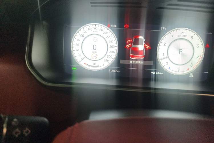 Used Land Rover Range 2021 3.0 L6 Century Extended Classic Edition Odometer Close Up