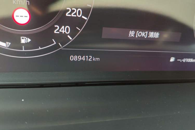 Used Land Rover Range 2021 3.0 L6 Century Extended Classic Edition Odometer Close Up