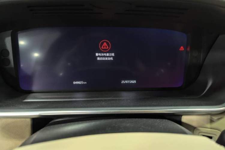 Used Land Rover Range 2021 3.0 L6 Century Extended Classic Edition Odometer Close Up
