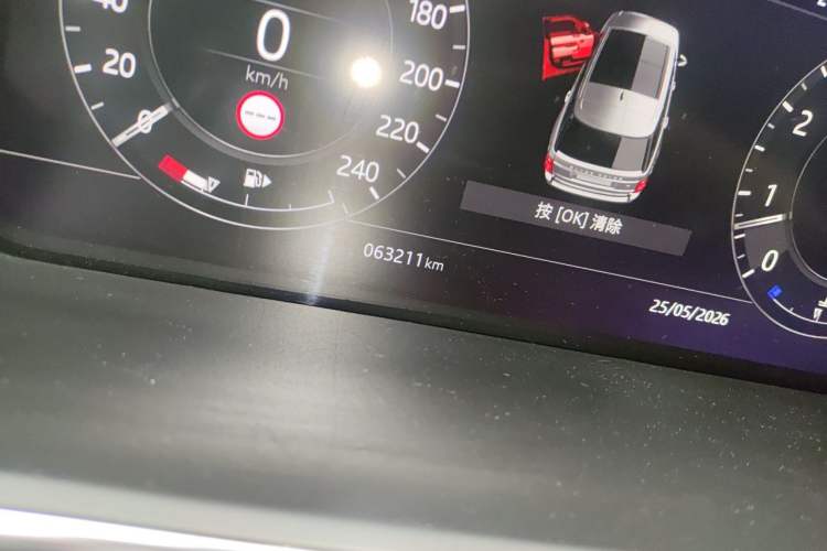 Used Land Rover Range 2021 3.0 L6 Century Extended Classic Edition Odometer Close Up