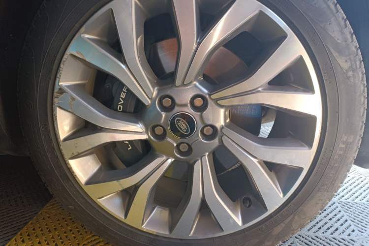 Used Land Rover Range 2021 3.0 L6 Century Extended Classic Edition Right Front Wheel Hub