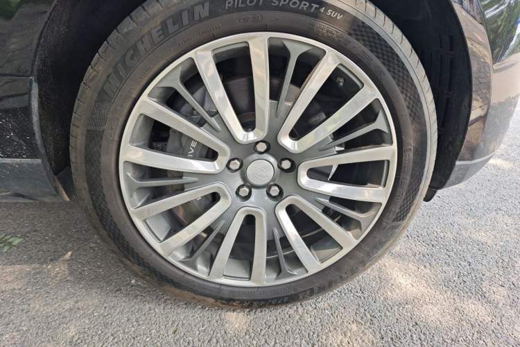 Used Land Rover Range 2021 3.0 L6 Century Extended Classic Edition Right Front Wheel Hub