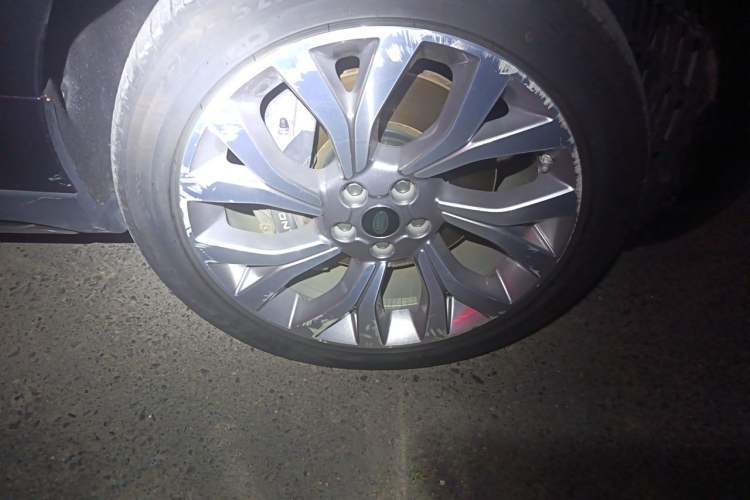 Used Land Rover Range 2021 3.0 L6 Century Extended Classic Edition Right Front Wheel Hub