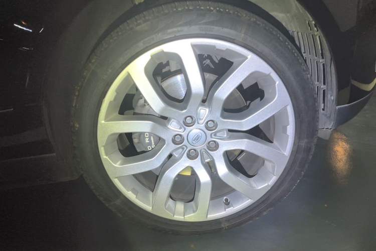 Used Land Rover Range 2021 3.0 L6 Century Extended Classic Edition Right Front Wheel Hub