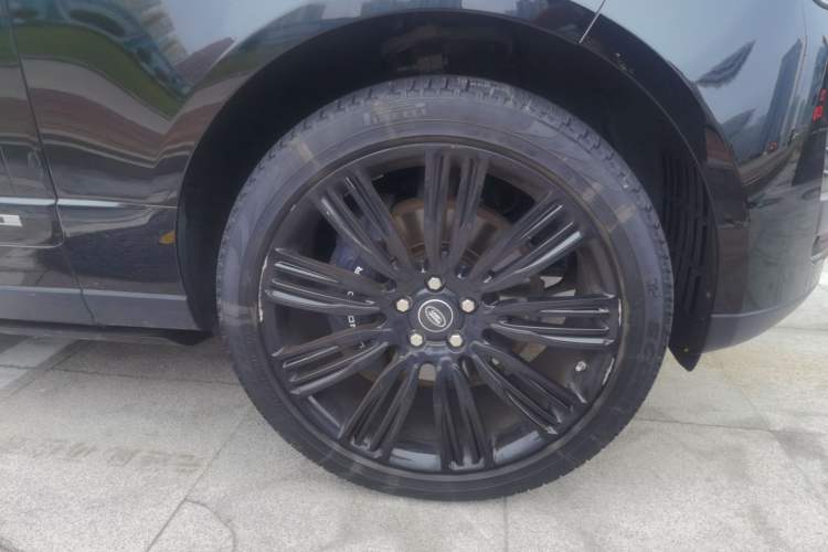 Used Land Rover Range 2021 3.0 L6 Century Extended Classic Edition Right Front Wheel Hub
