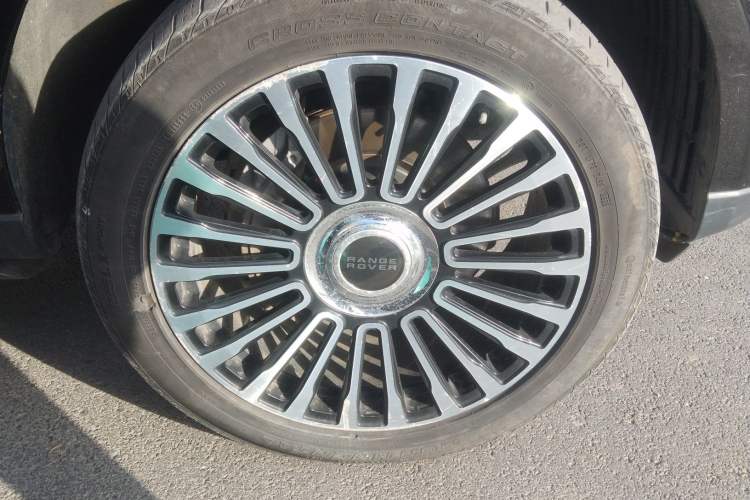 Used Land Rover Range 2021 3.0 L6 Grand Edition Right Front Wheel Hub
