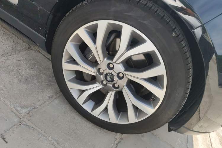 Used Land Rover Range 2021 3.0 L6 Century Extended Classic Edition Right Front Wheel Hub