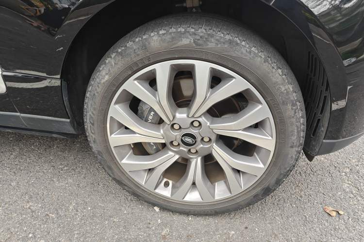 Used Land Rover Range 2021 3.0 L6 Century Extended Classic Edition Right Front Wheel Hub