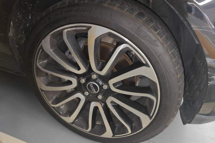 Used Land Rover Range 2021 3.0 L6 Century Extended Classic Edition Right Front Wheel Hub