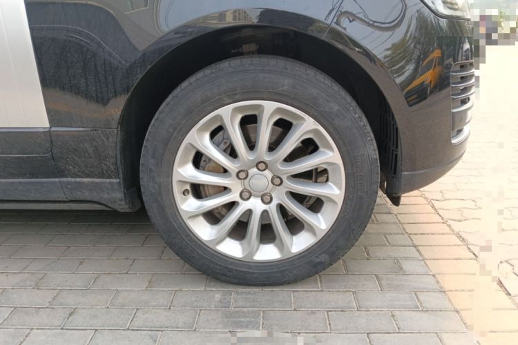 Used Land Rover Range 2021 3.0 L6 Centennial Edition Right Front Wheel Hub