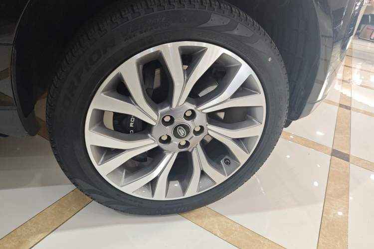 Used Land Rover Range 2021 3.0 L6 Century Extended Classic Edition Right Front Wheel Hub