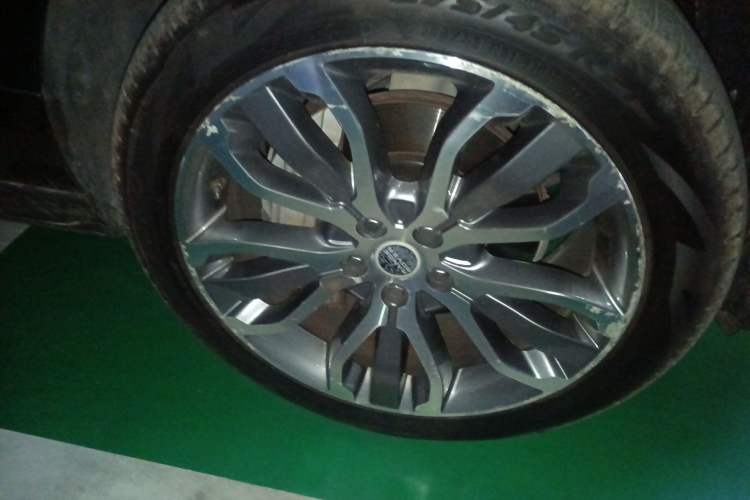 Used Land Rover Range 2021 3.0 L6 Centennial Edition Right Front Wheel Hub