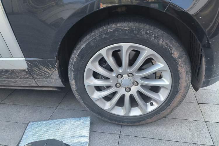 Used Land Rover Range 2021 3.0 L6 Grand Edition Right Front Wheel Hub