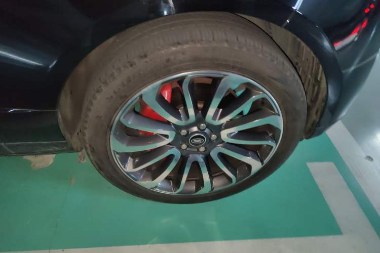 Used Land Rover Range 2021 3.0 L6 Centennial Edition Right Front Wheel Hub