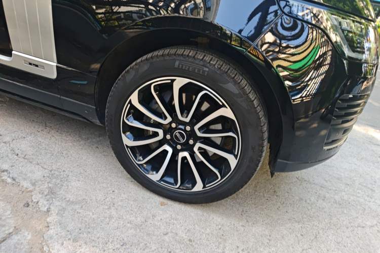 Used Land Rover Range 2021 3.0 L6 Century Extended Classic Edition Right Front Wheel Hub