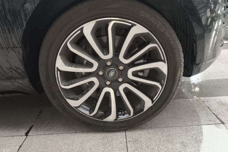 Used Land Rover Range 2021 3.0 L6 Century Extended Classic Edition Right Front Wheel Hub