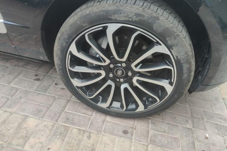 Used Land Rover Range 2021 3.0 L6 Century Extended Classic Edition Right Front Wheel Hub