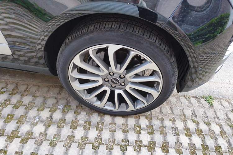 Used Land Rover Range 2021 3.0 L6 Centennial Edition Right Front Wheel Hub