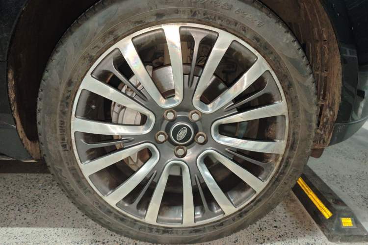 Used Land Rover Range 2021 3.0 L6 Grand Edition Right Front Wheel Hub