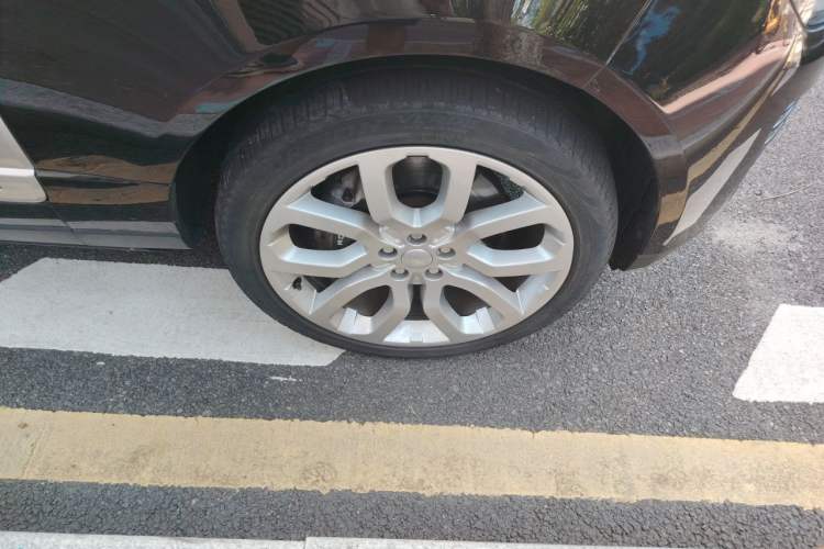 Used Land Rover Range 2021 3.0 L6 Century Extended Classic Edition Right Front Wheel Hub