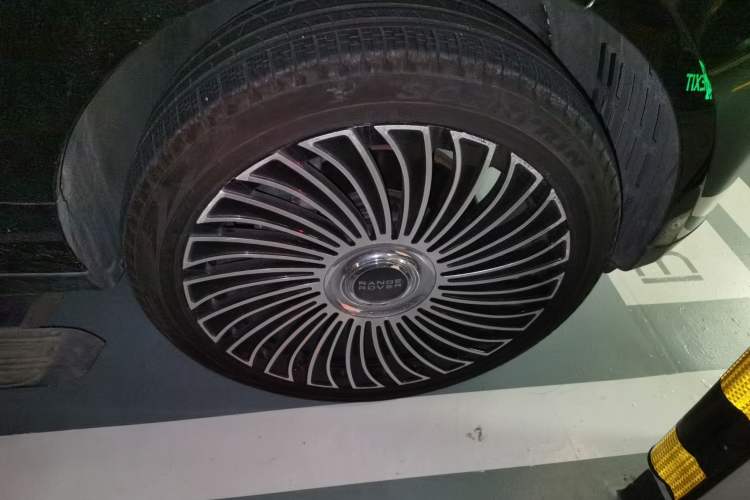Used Land Rover Range 2021 3.0 L6 Century Extended Classic Edition Right Front Wheel Hub