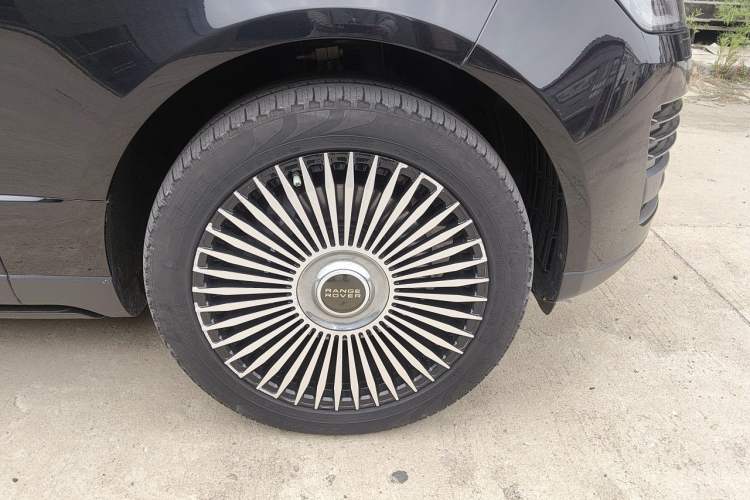 Used Land Rover Range 2021 3.0 L6 Century Extended Classic Edition Right Front Wheel Hub