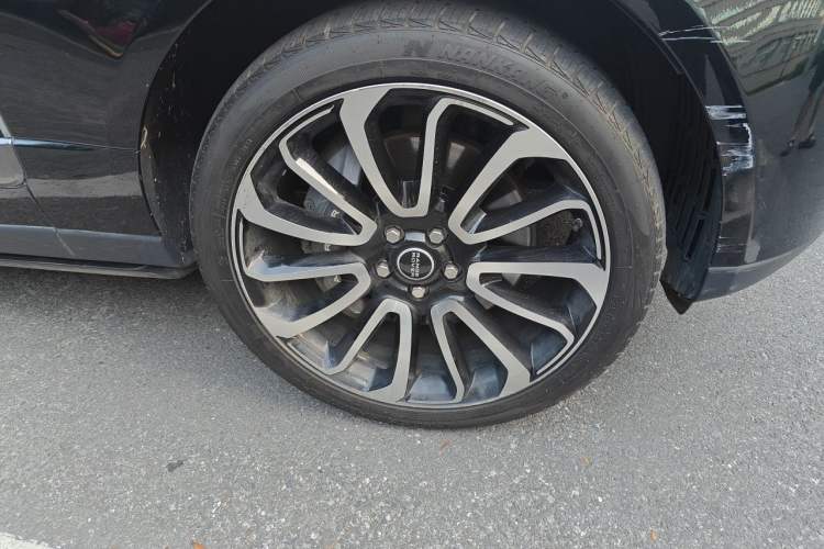 Used Land Rover Range 2021 3.0 L6 Century Extended Classic Edition Right Front Wheel Hub