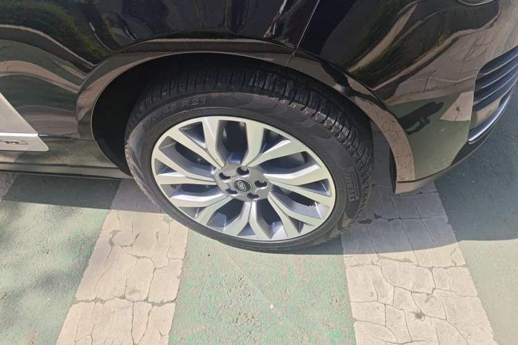 Used Land Rover Range 2021 3.0 L6 Century Extended Classic Edition Right Front Wheel Hub
