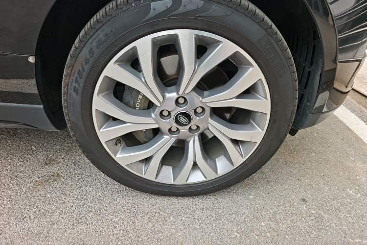 Used Land Rover Range 2021 3.0 L6 Century Extended Classic Edition Right Front Wheel Hub