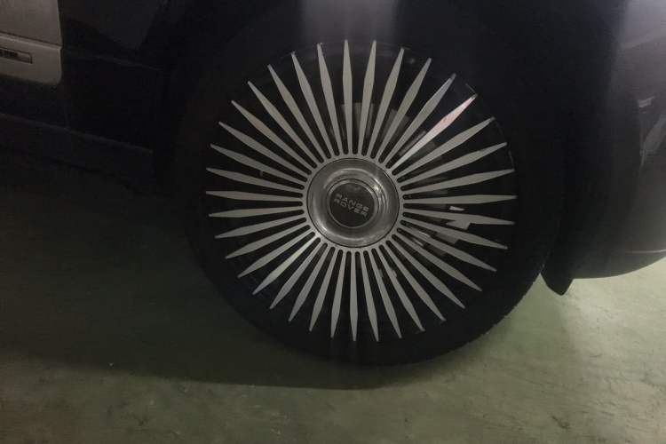 Used Land Rover Range 2021 3.0 L6 Century Extended Classic Edition Right Front Wheel Hub