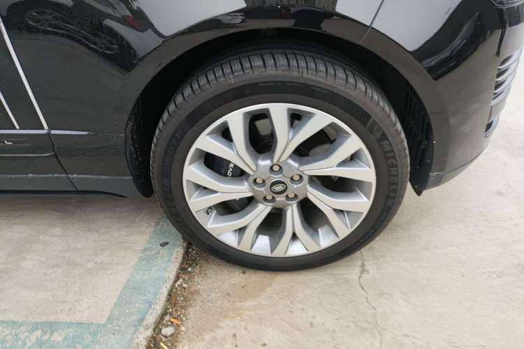 Used Land Rover Range 2021 3.0 L6 Century Extended Classic Edition Right Front Wheel Hub