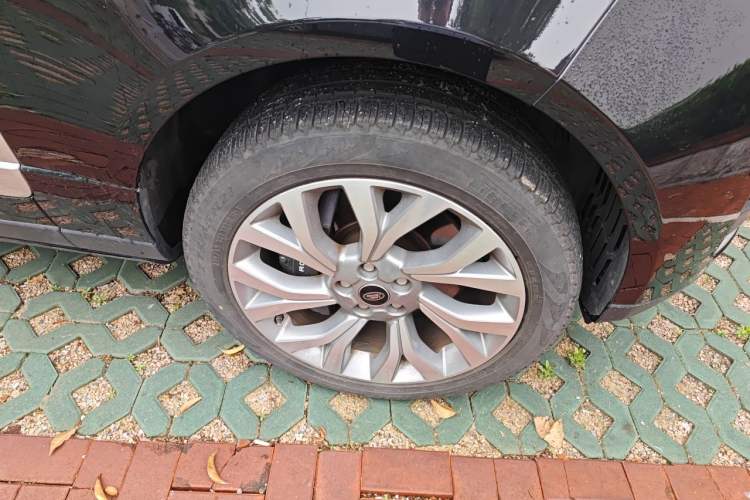 Used Land Rover Range 2021 3.0 L6 Century Extended Classic Edition Right Front Wheel Hub