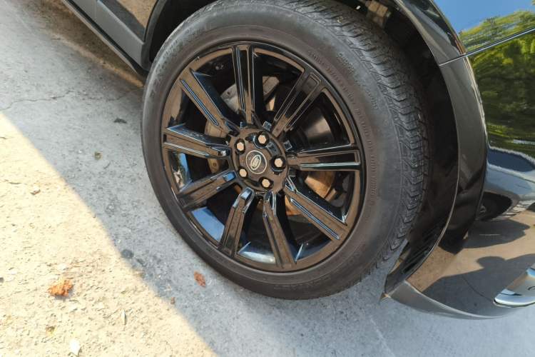 Used Land Rover Range 2021 3.0 L6 Centennial Edition Right Front Wheel Hub