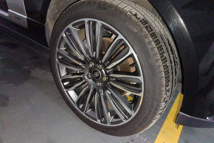 Used Land Rover Range 2021 3.0 L6 Century Extended Classic Edition Right Front Wheel Hub