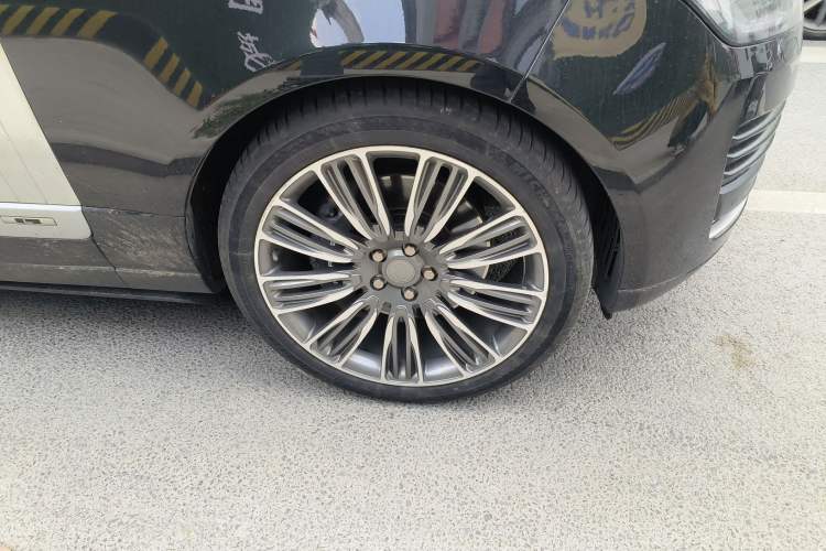 Used Land Rover Range 2021 3.0 L6 Century Extended Classic Edition Right Front Wheel Hub